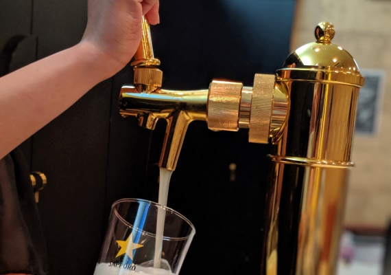 ビールは瓶ビールではなく、サーバーから一杯一杯丁寧におつぎします！