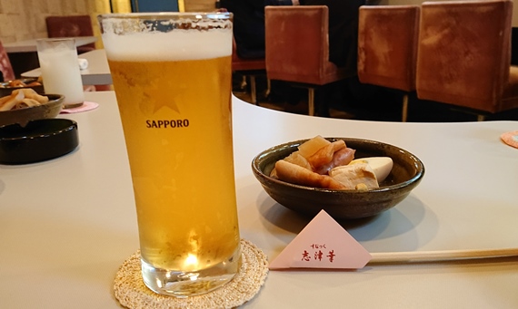 手作りのお通しとお好みのお酒で乾杯！